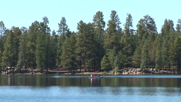 Pêcheurs en petit bateau sur le lac — Video