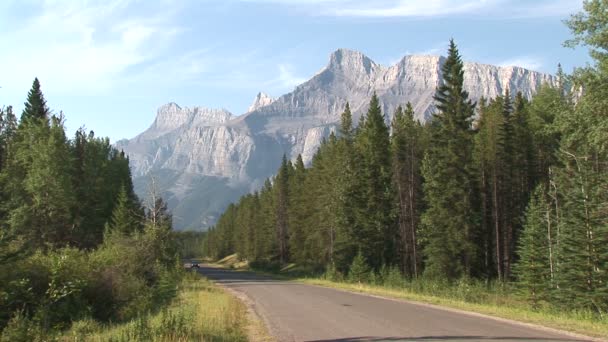 Auto jezdí do Lake Minnewanka — Stock video