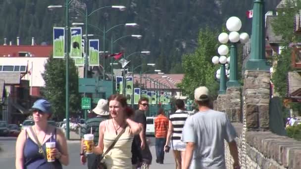 Ponte com pedestres na cidade de Banff — Vídeo de Stock