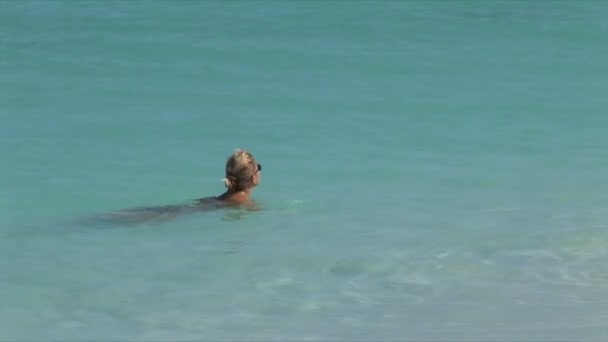 Mujer nada en el océano — Vídeos de Stock