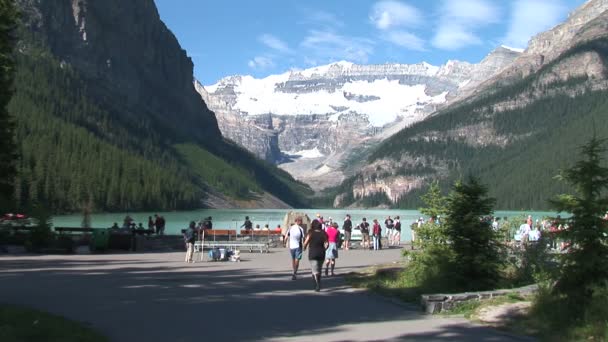 Turistas en el lago Louise — Vídeos de Stock