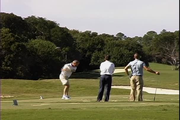 Gente jugando golf en el campo de golf — Vídeos de Stock