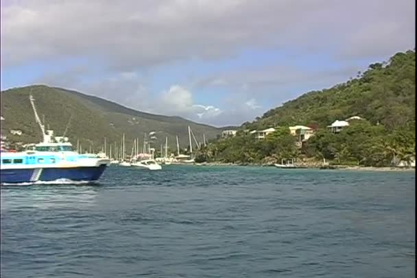 Paseos en ferry en el mar — Vídeos de Stock