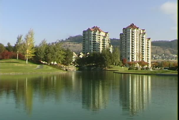 Apartamentos em Kelowna cidade — Vídeo de Stock