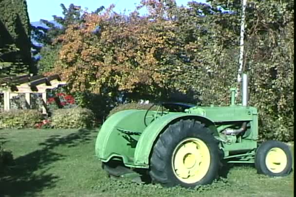 庭の小型トラクター — ストック動画