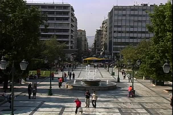 Plaza met fontein in Athene — Stockvideo