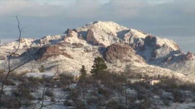Karlı çöl ve dağlar Arizona