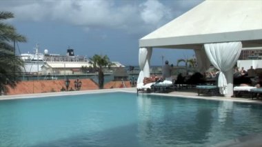 Otel Yüzme Havuzu marina arka plan üzerinde