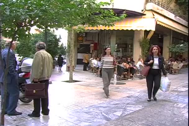 Calle con gente en Atenas — Vídeo de stock