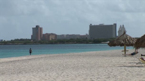 Plage de sable avec des hôtels sur le fond — Video