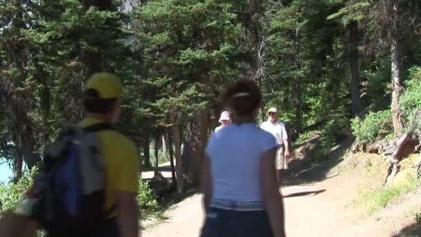 徒步旅行者在露易斯湖 — 图库视频影像