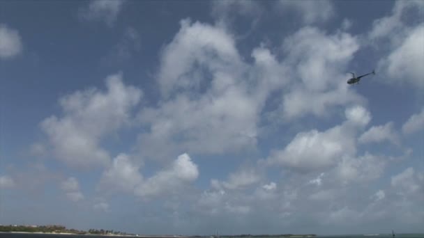 Hélicoptère volant dans le ciel — Video