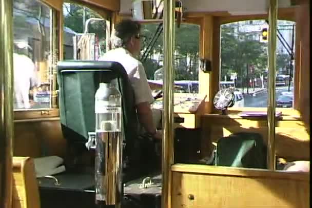 Hombre conduciendo un autobús — Vídeos de Stock