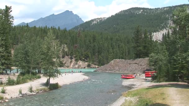 Rafters sulla costa del fiume — Video Stock