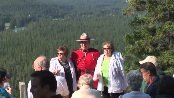 Policía de montaña con turistas en Canadá — Vídeo de stock