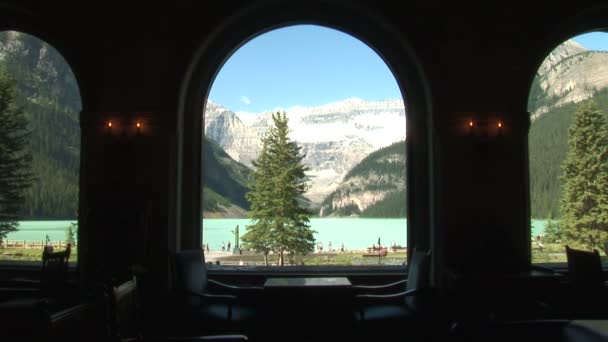 Θέα από το εσωτερικό του ξενοδοχείου Chateau Lake Louise — Αρχείο Βίντεο