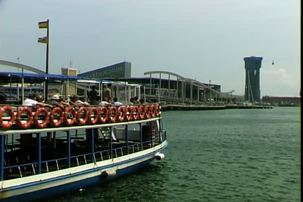 Veerboot in de haven in Barcelona — Stockvideo