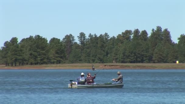 Vissersboot in lake — Stockvideo