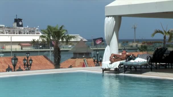 酒店的游泳池在滨海背景 — 图库视频影像