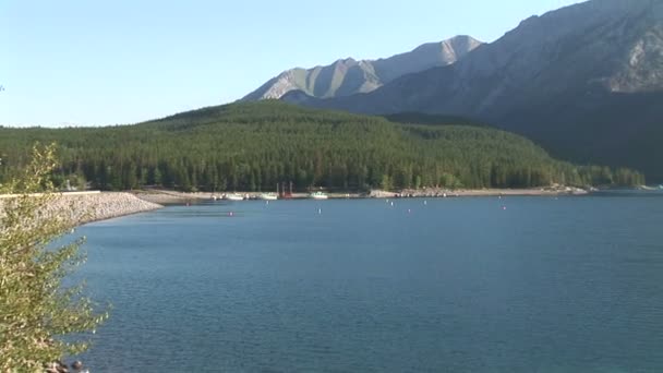 Barragem Banff no lago — Vídeo de Stock