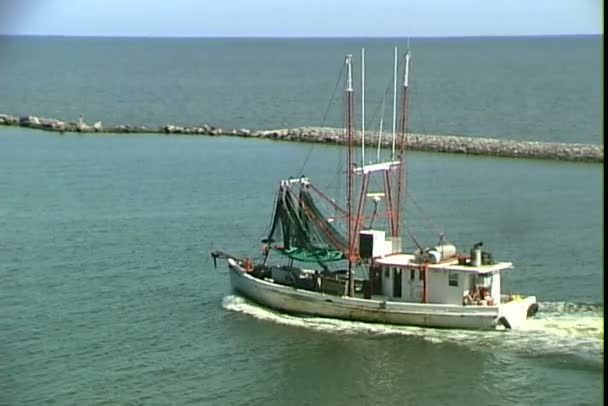 Biloxi Bay met boot in Usa — Stockvideo