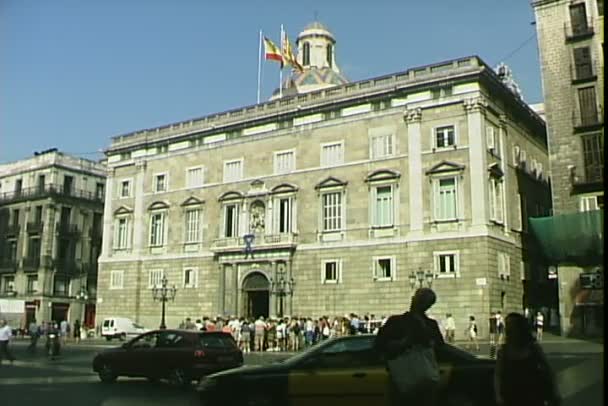 Палац з туристів в Барселоні — стокове відео