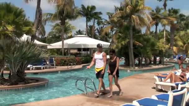 Θέρετρο πισίνα σε ξενοδοχείο στην Αρούμπα — Αρχείο Βίντεο