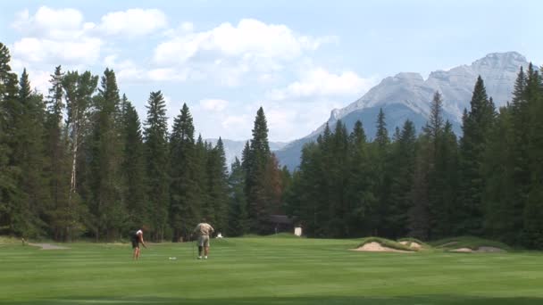 Campo de golf con jugadores — Vídeos de Stock