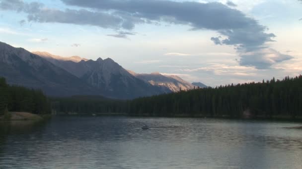 Johnson tó a Banff nemzeti parkban — Stock videók