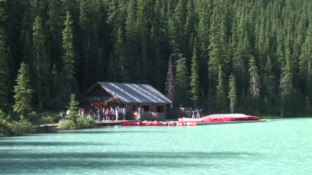 Tekne rıhtımda Lake Louise — Stok video