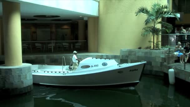 Transfer łodzią w hotelu — Wideo stockowe