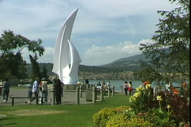 Skulptur in der Stadt Kelowna — Stockvideo