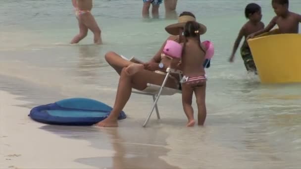 Spiaggia con persone ad Aruba — Video Stock
