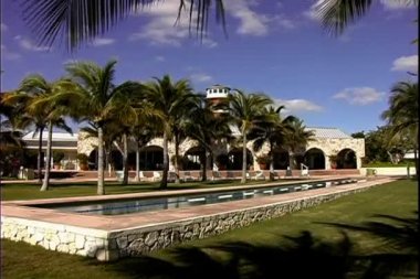 resort yüzme havuzunda