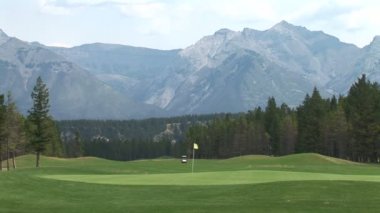 Oyuncular ile Golf Sahası