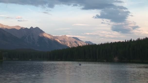 Banff jezero za soumraku — Stock video