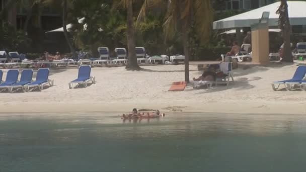 Playa con gente en Aruba — Vídeo de stock