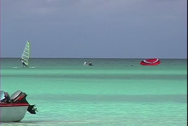 滨水区的阿鲁巴岛上的海洋 — 图库视频影像