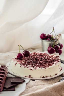 Hiçbir fırında peynirli kek kiraz ve koyu çikolata mousse