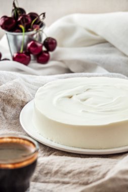 Hiç kek vanilyalı bavarois mousse kek kiraz ile