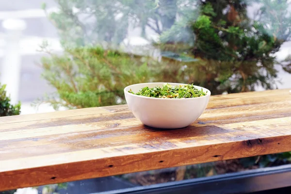 Зелений салат миску на світлих дерев'яних поверхні. Здоровий обід — стокове фото