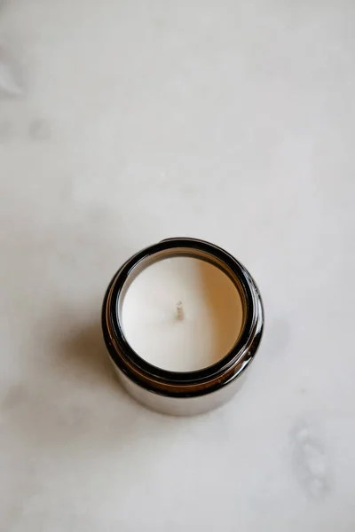 Lilin Kelapa Organik Dalam Kemasan Kaca Coklat Atas Meja Putih — Stok Foto