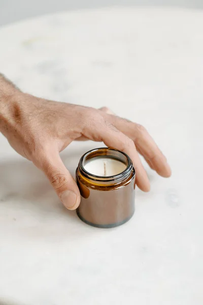 Tangan Manusia Memegang Lilin Kelapa Organik Dalam Kemasan Kaca Coklat — Stok Foto