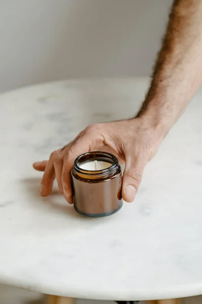 Tangan Manusia Memegang Lilin Kelapa Organik Dalam Kemasan Kaca Coklat — Stok Foto