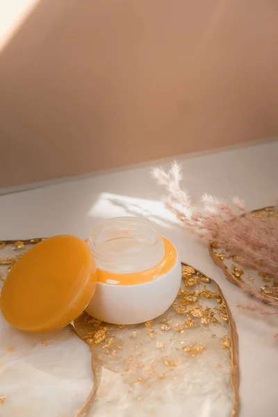 Toples Krim Kosmetik Putih Dengan Tutup Oranye Pada Warna Latar — Stok Foto