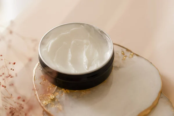Buka Toples Dengan Krim Kosmetik Wajah Dan Pelembab Tubuh Skincare — Stok Foto