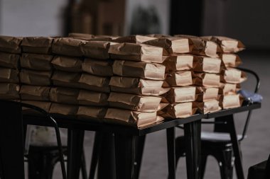 Siyah bir çatı katında kahve poşeti yığını. Paketleme, depolama, dağıtım kavramı