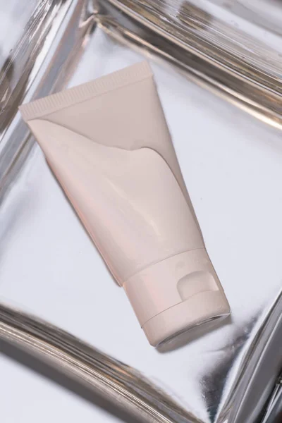 白色的化妆品筒在一个碗里 水与白色背景 美容产品 品牌包装模型 顶部视图 — 图库照片