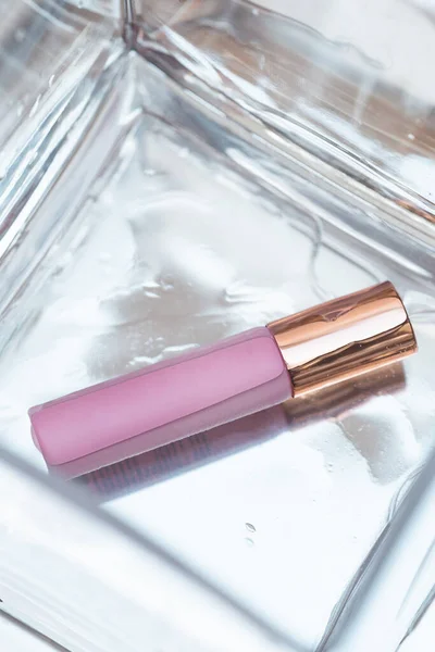 粉红和金色的化妆品筒在一个碗里 水与白色背景 美容产品 品牌包装模型 顶部视图 — 图库照片