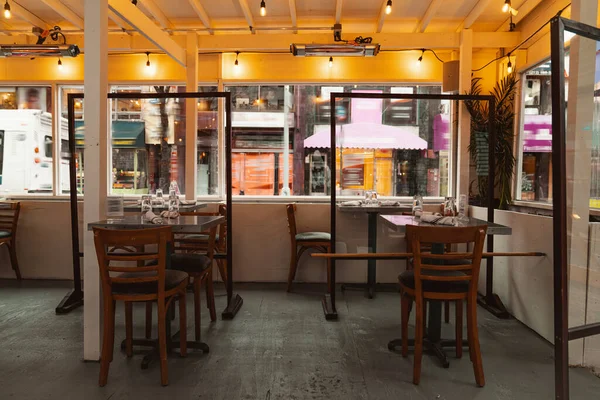 Trotoar Restoran Menyiapkan Teras Selama Pandemi Ruang Makan Luar Ruangan — Stok Foto